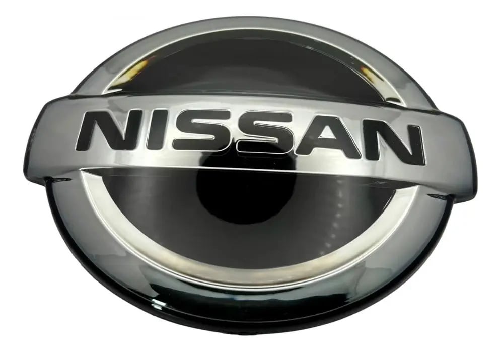 Emblema Versa 23-25 Delantero Nissan Versa 2023-2025